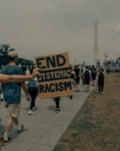Demo-Plakat: End systemic racism